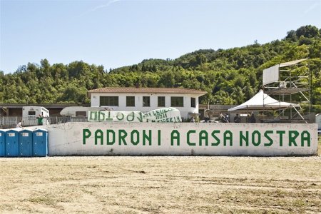 I padroni a casa nostra che sono dipendenti da tutto e si inginocchiano agli stranieri