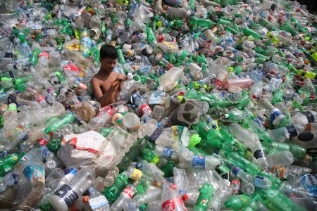 Plastica: vietare il monuso ridurrebbe del 40% i rifiuti nel mondo