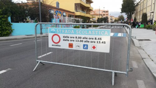 Le associazioni mobilitate: «Chiudiamo le strade alle auto davanti alle scuole»