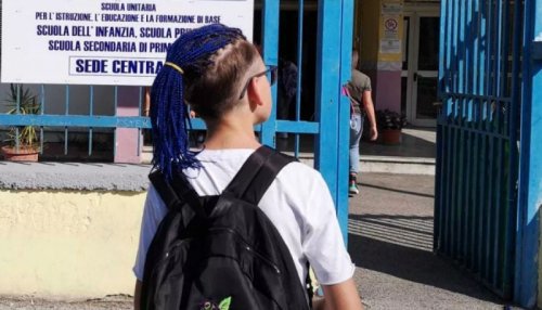 A scuola meglio andarci con i vestiti firmati piuttosto che con le treccine blu...