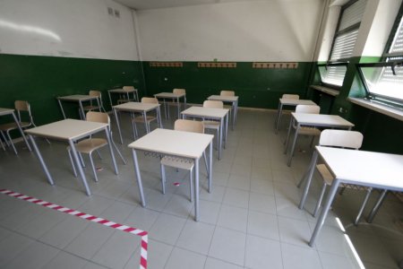 Edifici scolastici energivori e malsani ma si buttano soldi per comprare nuovi banchi