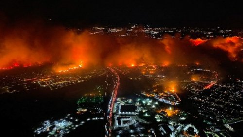 Il mondo brucia e i veri negazionisti continuano a fare regali ai mostri fossili