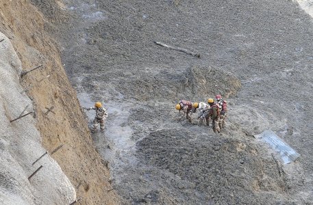 Si stacca costone di ghiacciaio himalayano: morti e dispersi. Gli esperti accusano dighe e cambiamenti climatici