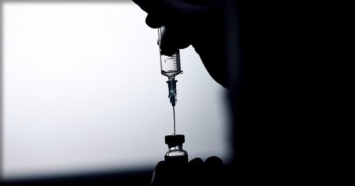 Covid e vaccino AstraZeneca: il punto tra i sospetti eventi avversi, le sospensioni, le inchieste e le rassicurazioni istituzionali