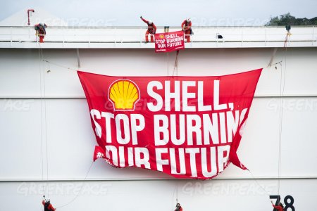 Corte dei Paesi Bassi ordina a Shell di ridurre drasticamente le emissioni di CO2