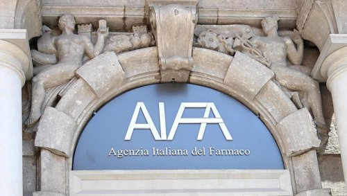 L'Indipendente: «L’Aifa ha approvato il mix vaccinale basandosi su ricerche scientifiche non verificate»