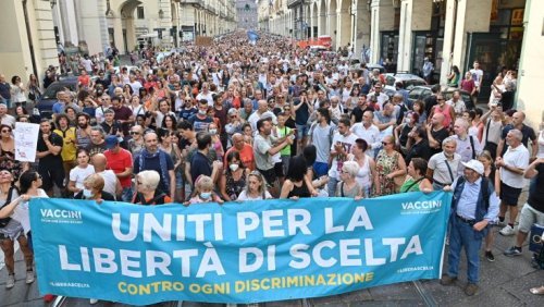 Green pass: decine di manifestazioni di protesta. Il giurista Mattei: «Strumento subdolo di esclusione sociale»
