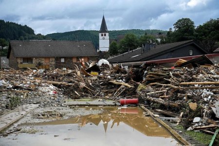 Alluvioni e devastazioni in mezzo mondo, ma noi pensiamo solo al covid