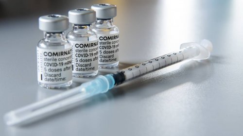 Colossi farmaceutici, dopo il boom dei profitti grazie ai vaccini chiedono l’esenzione dalla tassa minima globale: “Ce lo meritiamo”