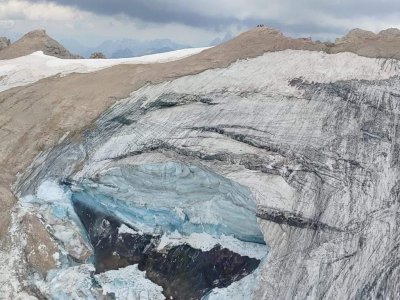 Marmolada, si stacca un pezzo di ghiacciaio: morti e feriti. L'esperto: «Mai vista qui una cosa del genere»