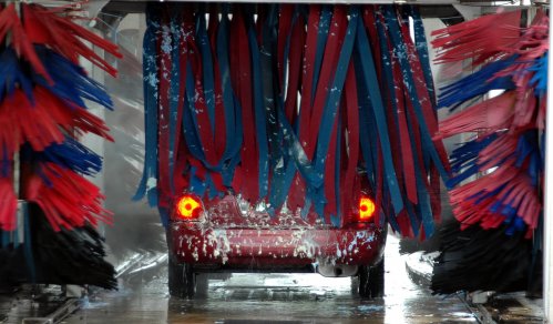 L’Italia a secco ma si lavano automobili e si riempiono piscine