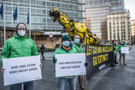 Greenpeace: «Gas e nucleare nella Tassonomia UE, pronti per azione legale»