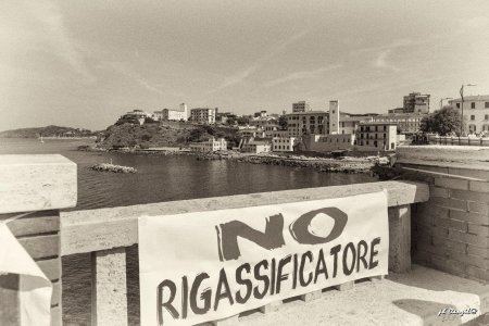 In tanti a Piombino per dire no al rigassificatore