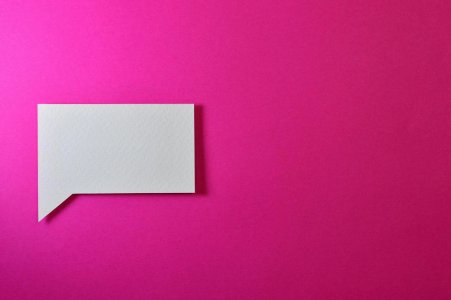 Il paradosso del mutismo ai tempi della comunicazione: gli Dei tecnologici hanno levato la parola agli italiani