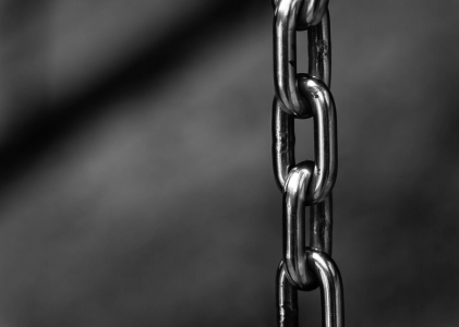 Perché rimanere bloccati in relazioni lavorative tossiche?