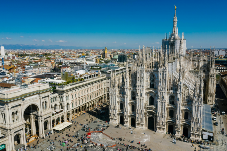 La Milano da bere che affoga negli scandali