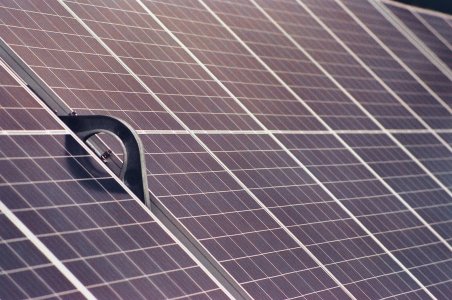 Condizionatori, il fotovoltaico sui tetti compensa l'aumento di richiesta di elettricità