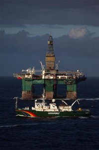 Le navi di Greenpeace contro la prima piattaforma petrolifera nell'Artico