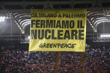 Finale di Coppa Italia: Greenpeace apre striscione contro il nucleare all'Olimpico