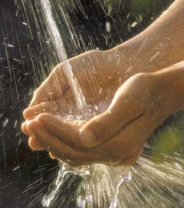 Acqua: sempre più cittadini preferiscono il rubinetto