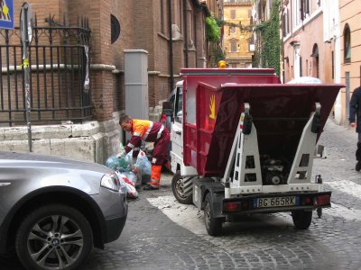 Reportage. La raccolta differenziata mista nel centro storico di Roma