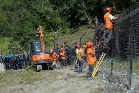 Blitz della polizia in Val di Susa, No Tav cade da un traliccio, è in coma