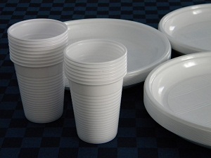 Rifiuti: anche piatti e bicchieri di plastica nella differenziata