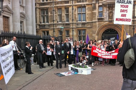 Vivisezione: a Cambridge un corteo funebre contro Harlan