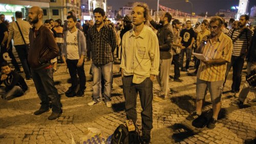 Immobili e in silenzio: la nuova forma di protesta in Turchia