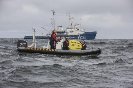 Trivellazioni: nave di Greenpeace costretta ad abbandonare l'Artico