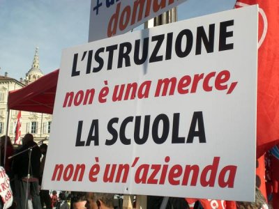 Scuole come industria, educazione come merce. Proviamo a cambiare