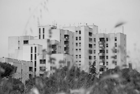 Dalle case popolari al social housing, l'edilizia italiana che non decolla. Il caso Pomezia nelle fotografie di Ivana Bucci.