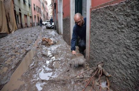 Flagelliamoci di decreti, dai disastri non impariamo nulla