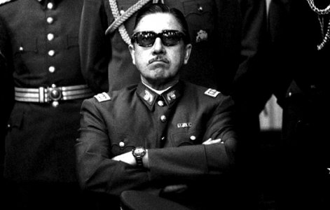 In Cile soffia il vento del fascismo: il nipote di Pinochet lancia un nuovo partito di destra