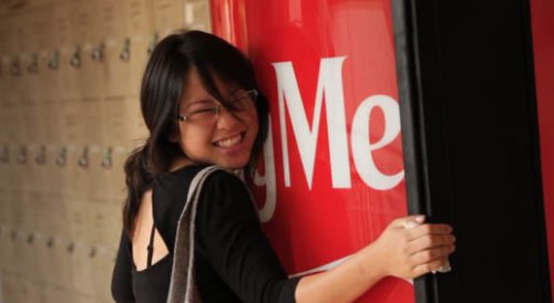 Coca Cola, distributori automatici di felicità?
