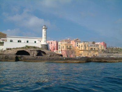 Ventotene imbocca il tunnel della vergogna. Ma c'è chi dice no all'ecomostro