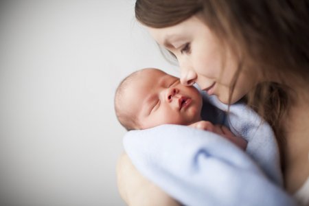 Demedicalizzare il parto: appello di 26 associazioni
