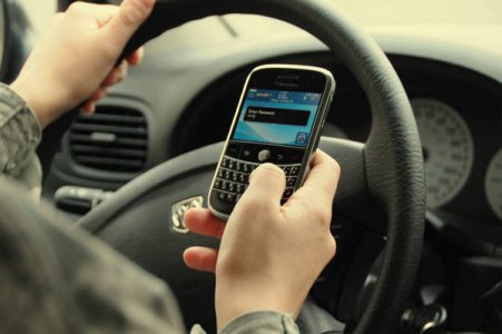 Criminali al volante muniti di cellulare