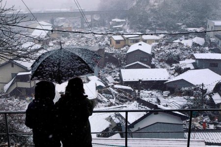 Giappone, neve sulle macerie. Situazione nucleare fuori controllo