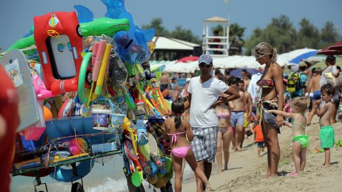 Buone vacanze fra mare inquinato, rifiuti, traffico, smog, stress e caos