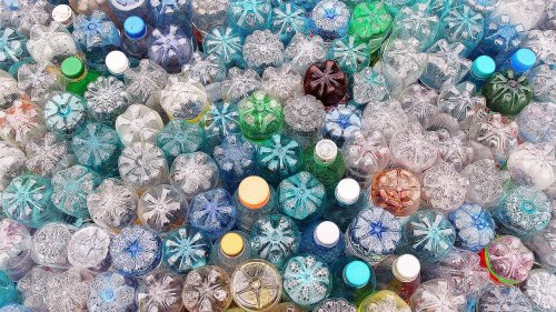 L’economia della crescita del PIL ci fa mangiare la plastica