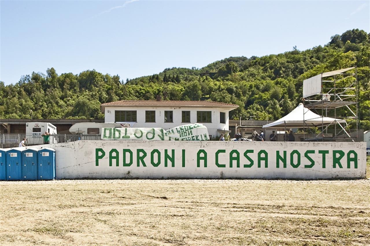 I padroni a casa nostra che sono dipendenti da tutto e si inginocchiano agli stranieri