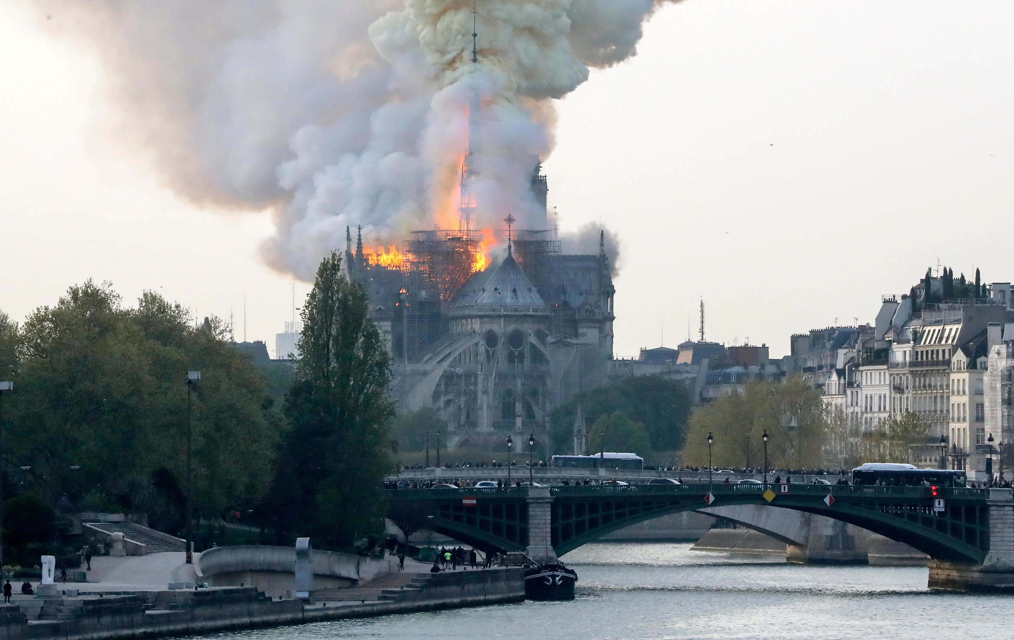 Notre Dame: arte e bellezza divorate dalle fiamme, l'emozione nel mondo per un patrimonio perduto