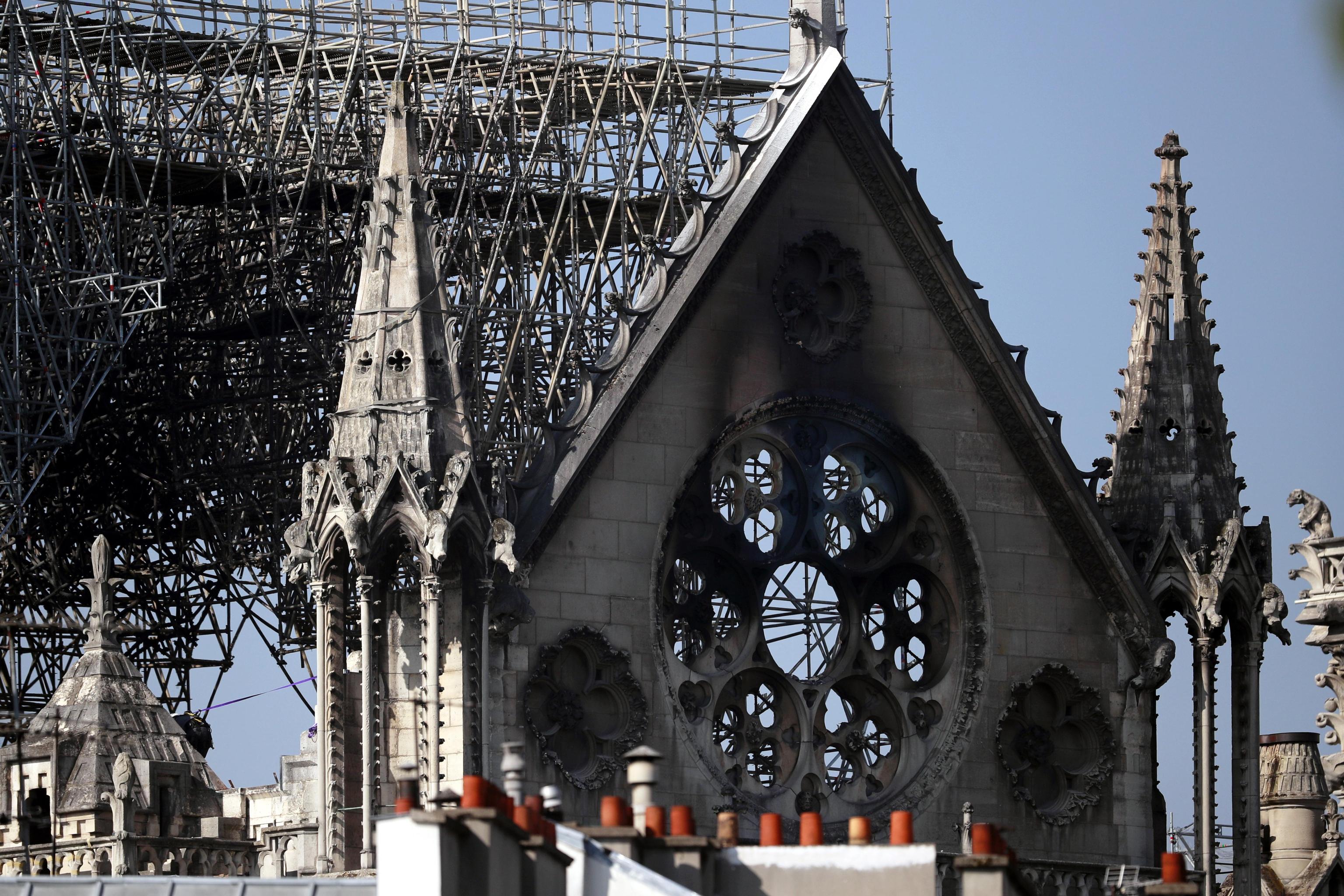 Per Notre Dame soldi e mobilitazione immediata ma per le persone e l’ambiente no