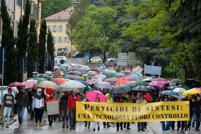 In tantissimi in marcia per dire no ai pesticidi