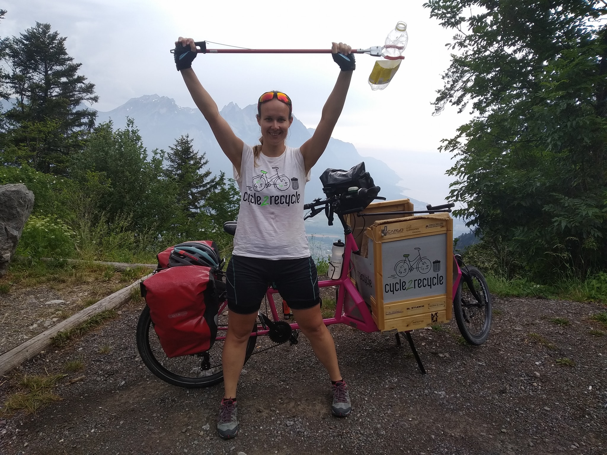 Cycle 2 Recycle: in bici attraverso le Alpi per raccogliere la plastica abbandonata