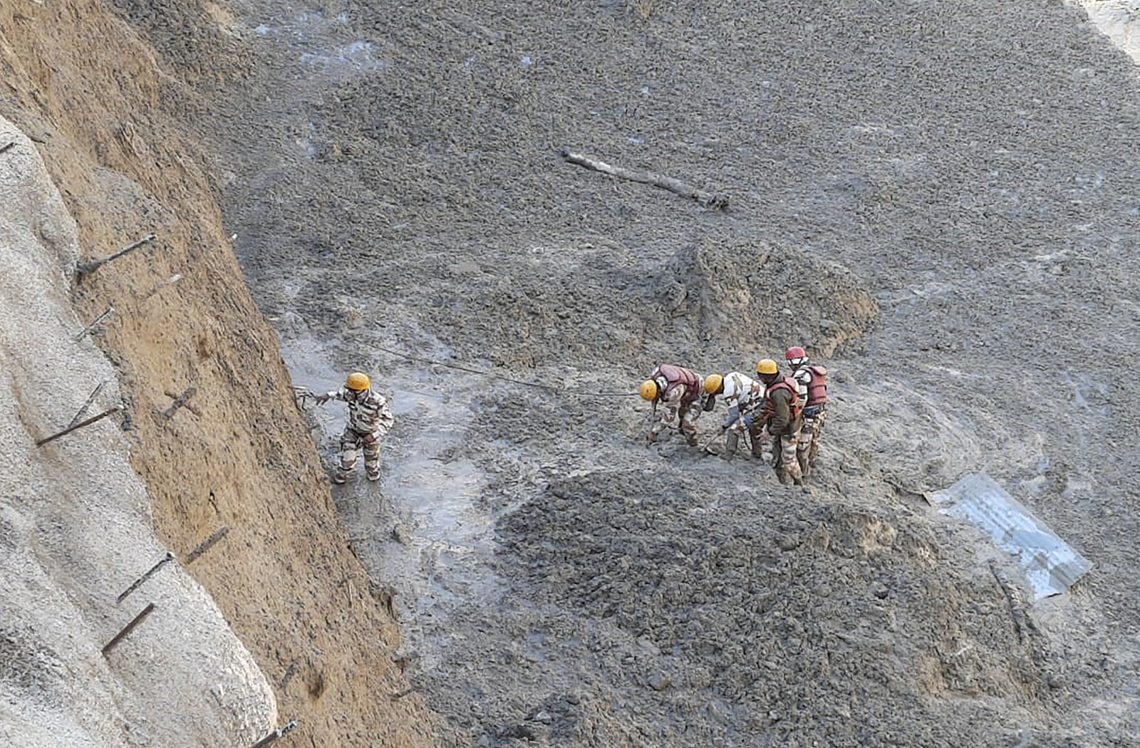 Si stacca costone di ghiacciaio himalayano: morti e dispersi. Gli esperti accusano dighe e cambiamenti climatici