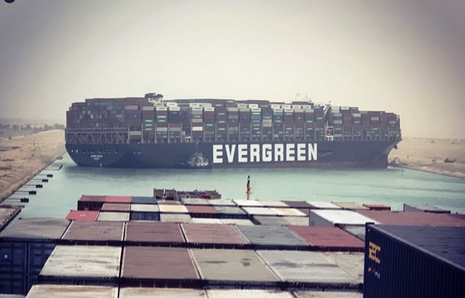 Una nave incagliata provoca perdite colossali: il gigante dai piedi di argilla della globalizzazione