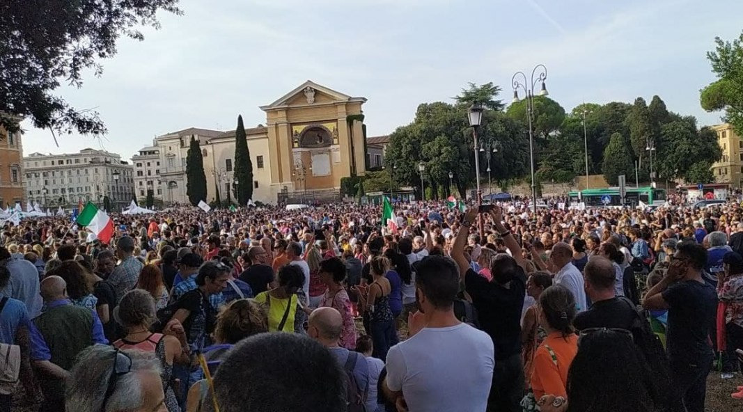 I manifestanti per il no al green pass: «Un lasciapassare non può condizionare diritti e libertà»