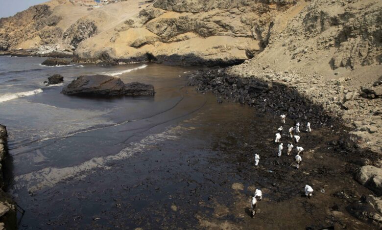 In Perù danni ambientali enormi dopo lo sversamento di dodicimila barili di petrolio in mare